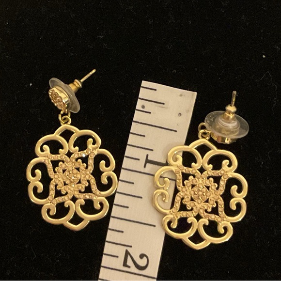 Elegant Gold Filigree Earrings - Picture 4 of 4
